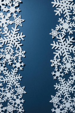 Kar taneleri ile Noel dekoratif çerçeve
