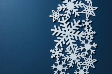 Kar taneleri ile Noel dekoratif çerçeve