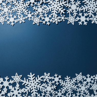 Kar taneleri ile Noel dekoratif çerçeve