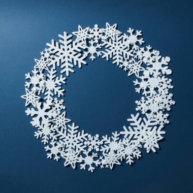 Kar taneleri ile Noel dekoratif çerçeve
