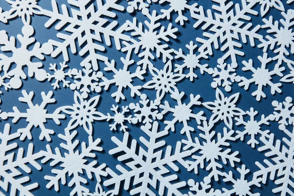 Verschiedene hellblaue Schneeflocken — Stockfoto