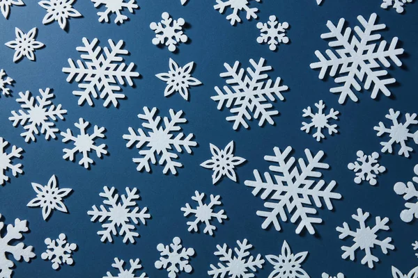 Verschiedene hellblaue Schneeflocken — Stockfoto