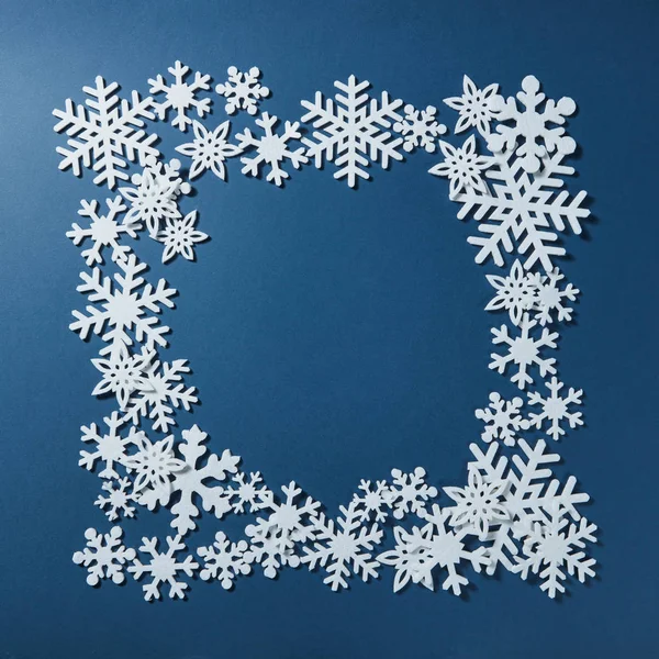 Cornice decorativa natalizia con fiocchi di neve — Foto Stock