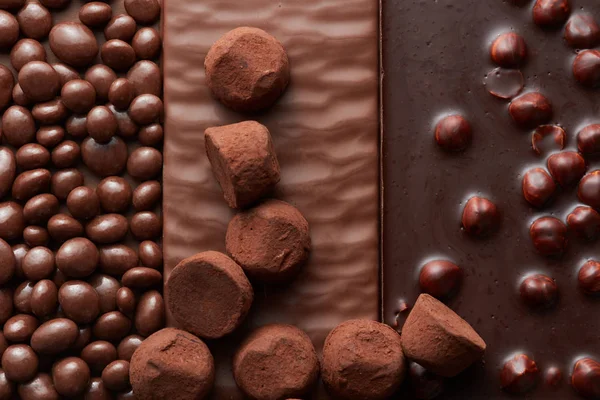 Truffel snoepjes op verschillende chocolade — Stockfoto
