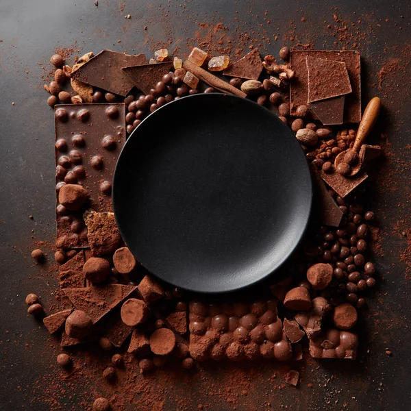 Quadro de diferentes chocolates com placa preta — Fotografia de Stock