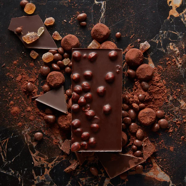 Трюфели с шоколадом и конфетками — стоковое фото