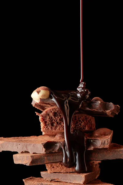 Hoop van gebroken stukken chocolade — Stockfoto