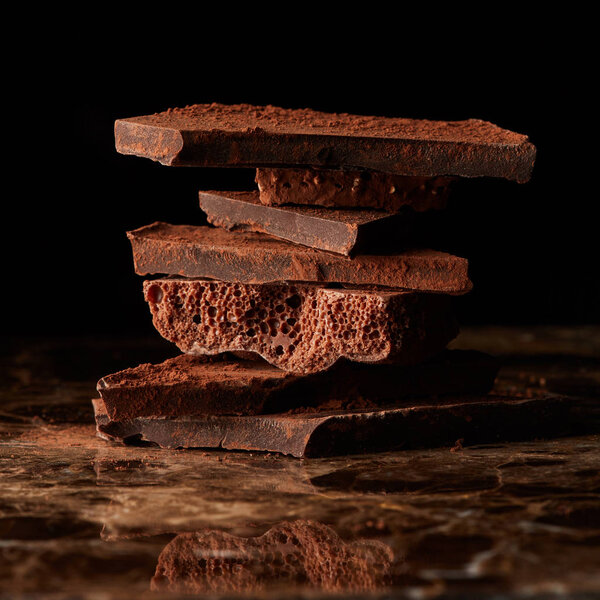 Разбитые кусочки шоколада