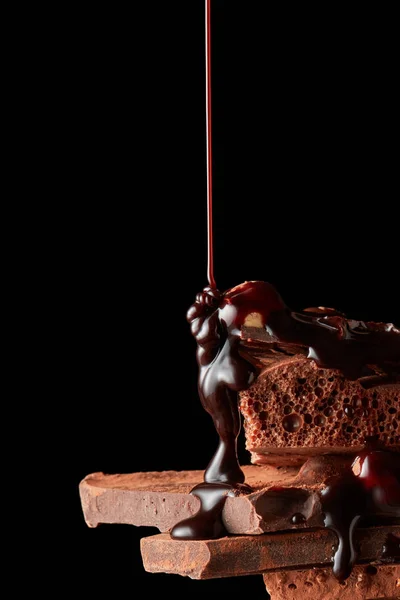 Sirup auf dunkle Schokolade gießen — Stockfoto