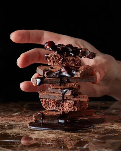 Hand holding stuk chocolade — Stockfoto