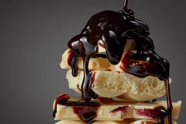 Xarope derramando em chocolate branco — Fotografia de Stock