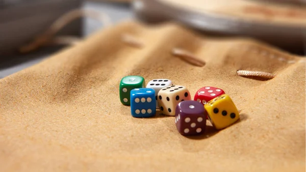 Wielobarwny kośćmi gry na gry hazardowe — Zdjęcie stockowe