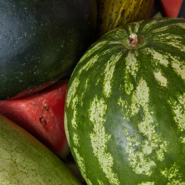 Ganze und Scheiben Wassermelonen — Stockfoto