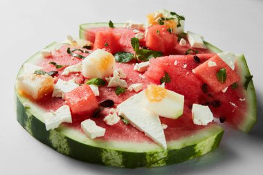 karpuz dilimleri süzme peynir ile