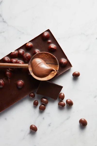 Cuchara de madera con chocolate —  Fotos de Stock