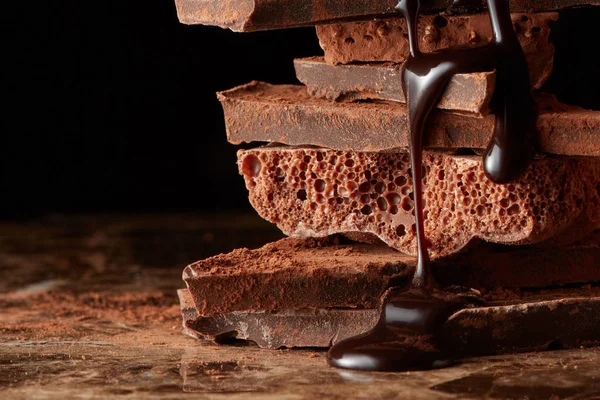 Gieten op donkere chocolade siroop — Stockfoto