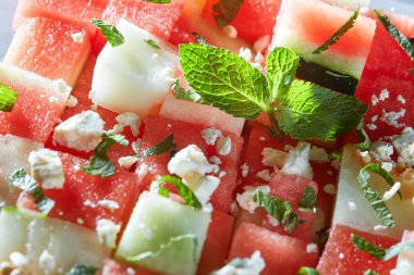 karpuz dilimleri süzme peynir ile