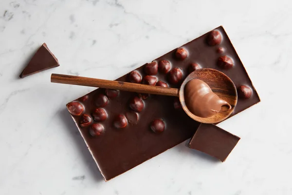 Cuchara de madera con chocolate — Foto de Stock