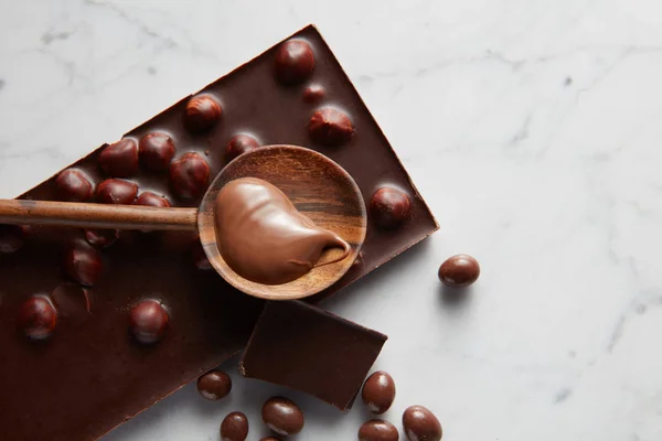 Houten lepel met chocolade — Stockfoto