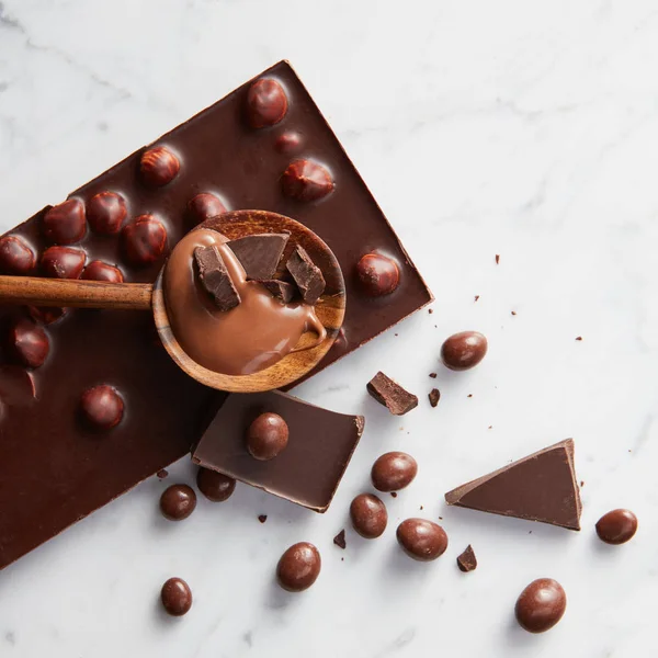 Houten lepel met chocolade — Stockfoto