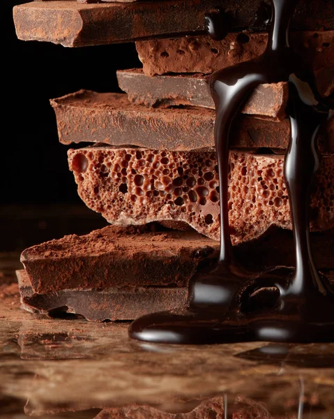 Gieten op donkere chocolade siroop — Stockfoto