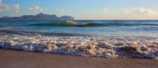 Onde marine sulla spiaggia sabbiosa — Foto Stock