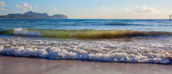 Meereswellen am Sandstrand — Stockfoto