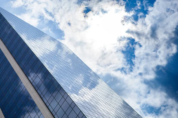 Reflejo del cielo en el rascacielos moderno — Foto de Stock