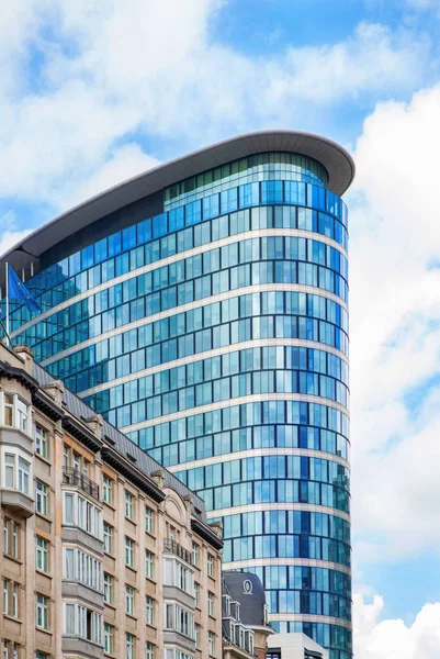 Edificio de oficinas de vidrio oval — Foto de Stock