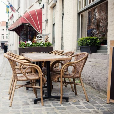 yemek masaları ve sandalyeleri sokak Cafe