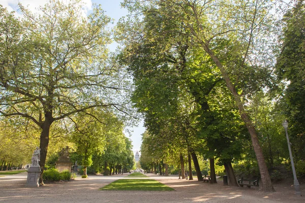 Πάρκο κοντά στο παλάτι του έθνους Κοινοβούλιο — Φωτογραφία Αρχείου