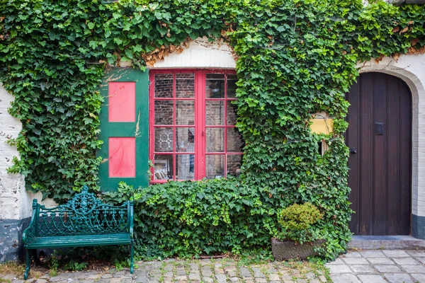 Vintage bench near wall — Stock Photo, Image