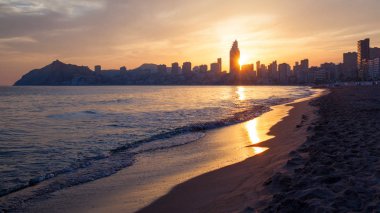 Golden sunset bulvarında Poniente beach