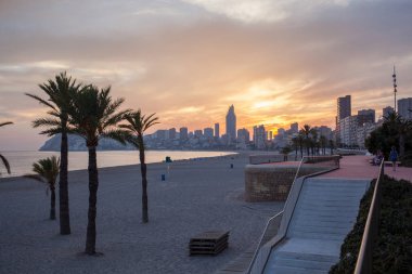 Golden sunset bulvarında Poniente beach