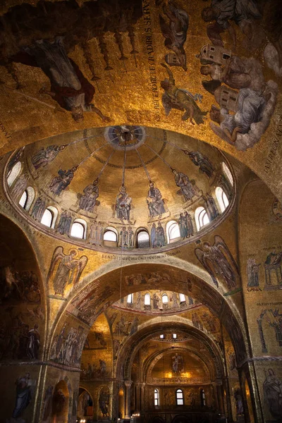 Pohled na San Marco chrámové interiéry — Stock fotografie