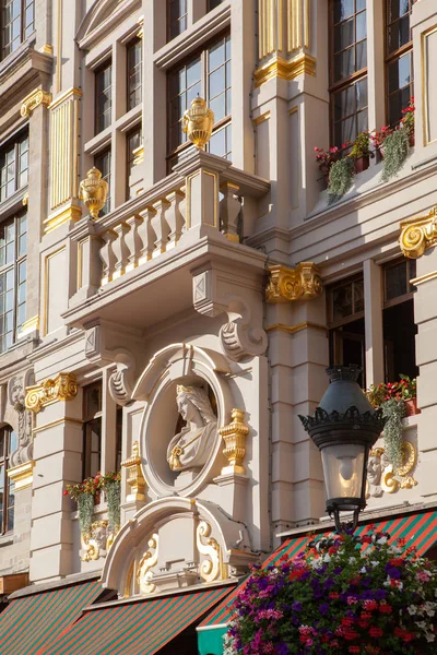 Antiguo edificio de apartamentos en Bruselas — Foto de Stock