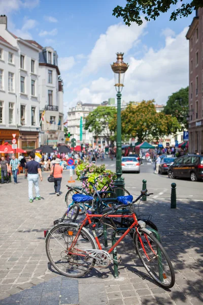 Cyklar parkerade på trottoaren i Brussel — Stockfoto