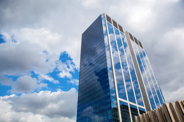 Modern skyskrapa av glas — Stockfoto