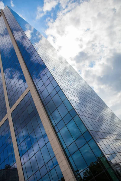 Arranha-céu de vidro moderno — Fotografia de Stock