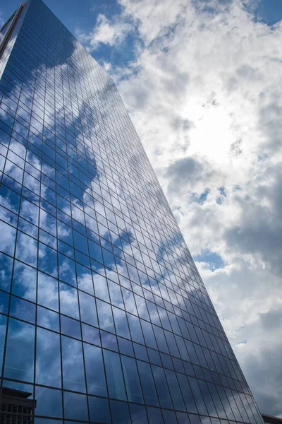 Modern glass skyscraper — Stock Photo, Image