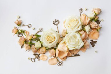 Vintage anahtarları ve gül