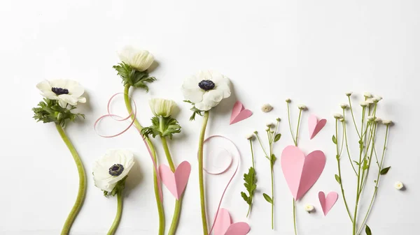 Valentinstag Blumen und Herzen Komposition — Stockfoto