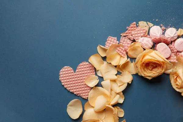 Serce gofry i płatki róż — Zdjęcie stockowe