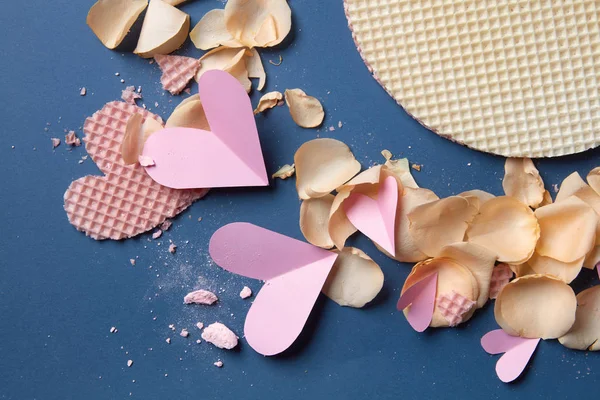 Herzwaffeln und Rosenblätter — Stockfoto