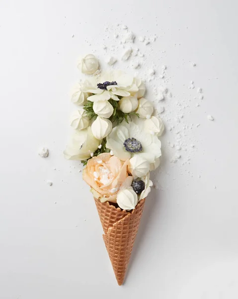Waffle cone dengan komposisi valentine — Stok Foto
