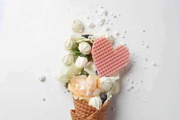 Waffle cone dengan komposisi valentine — Stok Foto