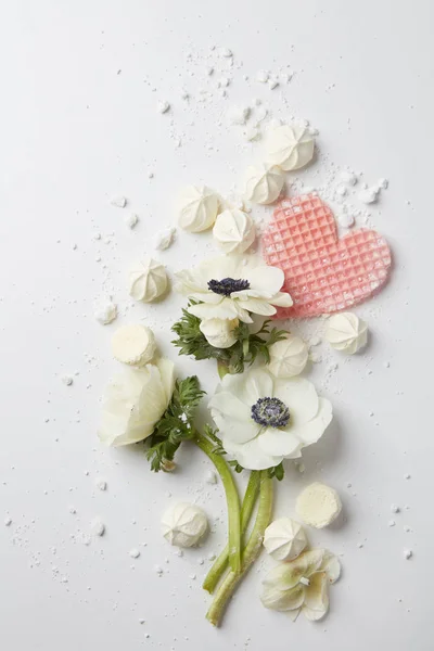 Flowers with meringues and waffle heart — Stock Photo, Image