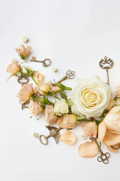 Вінтажні ключі і троянди — стокове фото