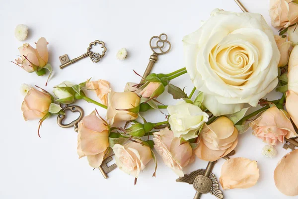 Chaves vintage e rosas — Fotografia de Stock