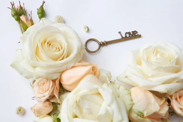 Klíč s láskou znamení a růže — Stock fotografie